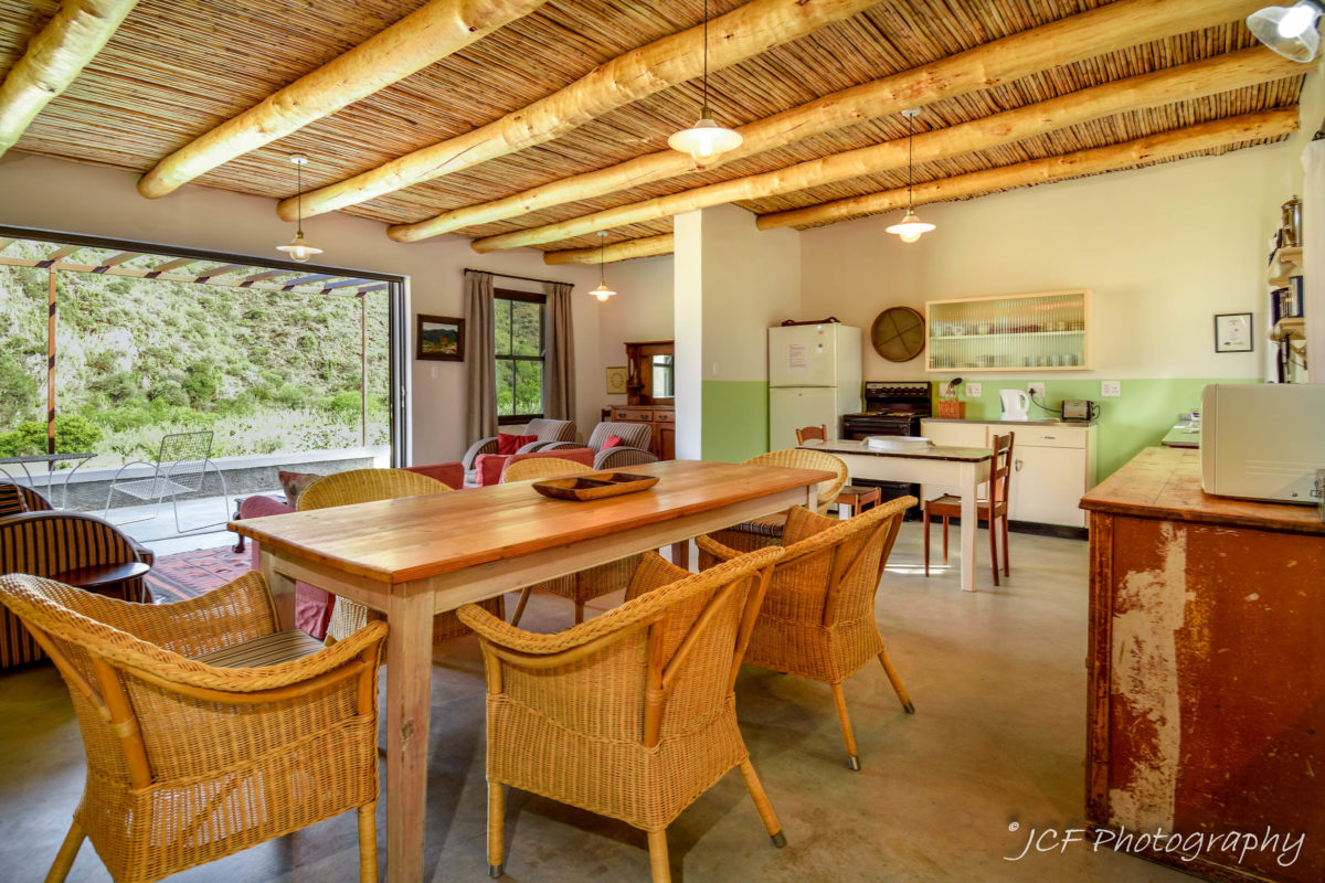 bokwagtershuis matjiesvlei cottages accommodation open-plan kitchen, dining room and living area