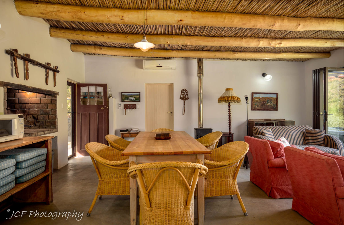 bokwagtershuis matjiesvlei cottages accommodation open-plan living area with braai