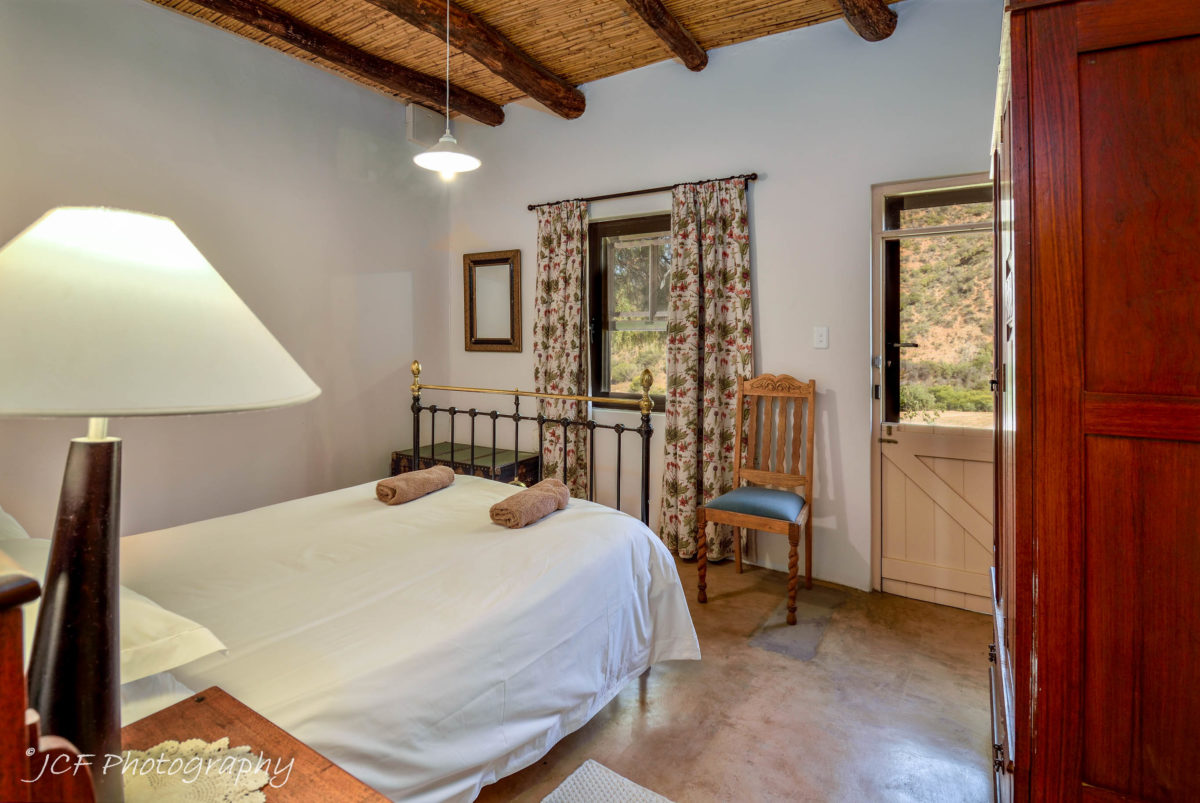bokwagtershuis at matjiesvlei cottages accommodation main bedroom