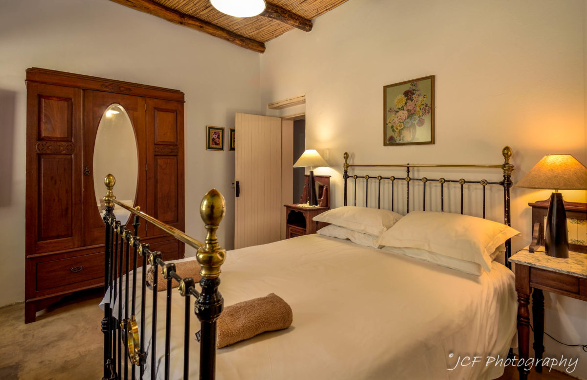 bokwagtershuis at matjiesvlei cottages accommodation main bedroom with double bed
