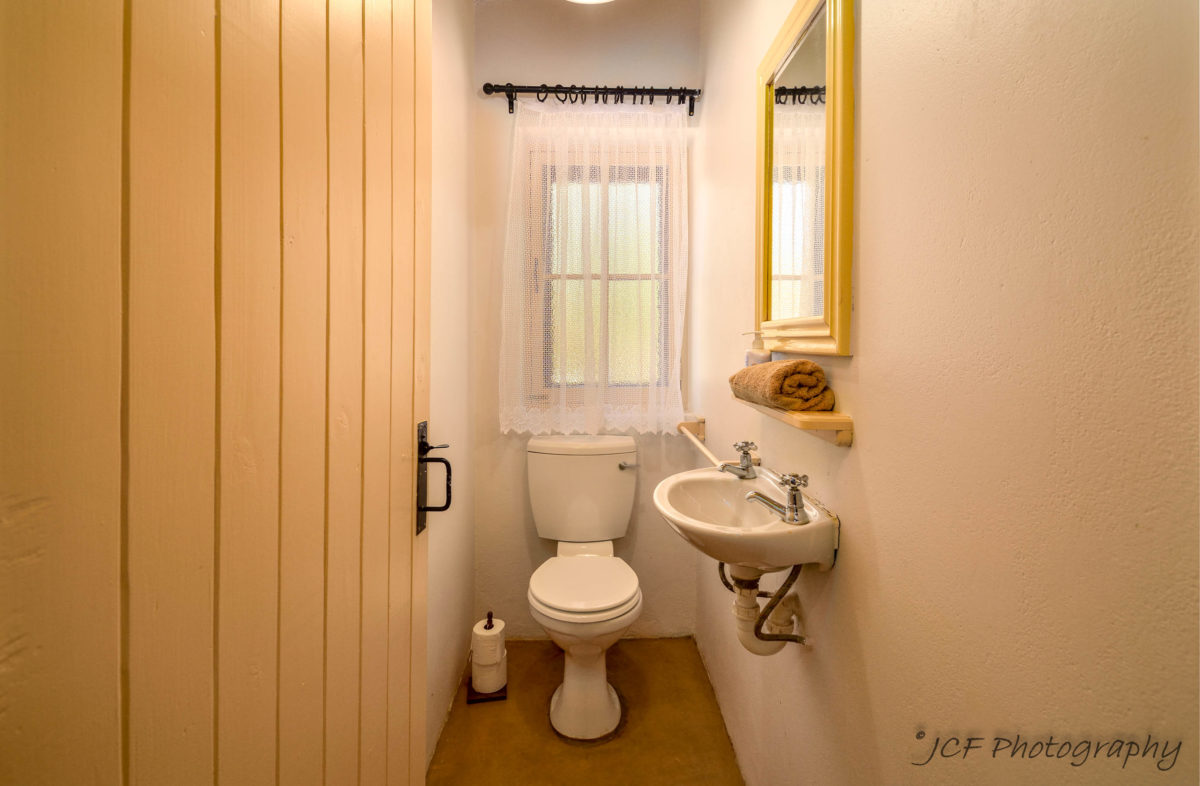 bokwagtershuis matjiesvlei accommodation guest bathroom