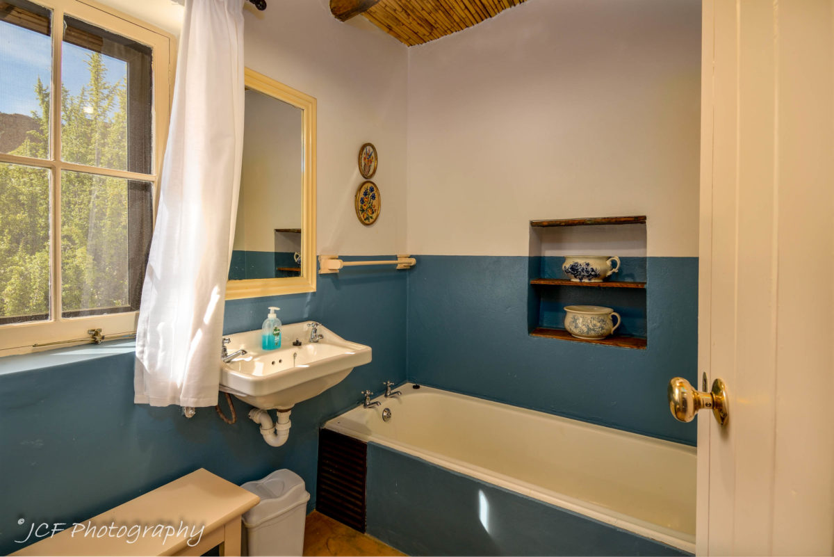 bokwagtershuis at matjiesvlei accommodation bathroom with bath tub