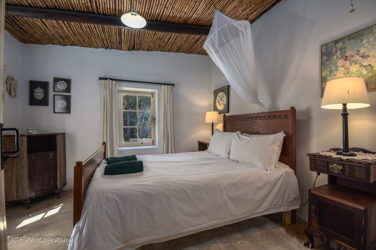 middelplaas main bedroom at matjiesvlei cottages and accommodation