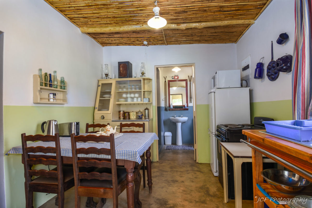 open-plan kitchen and dining area at middelplaas matjiesvlei cottages